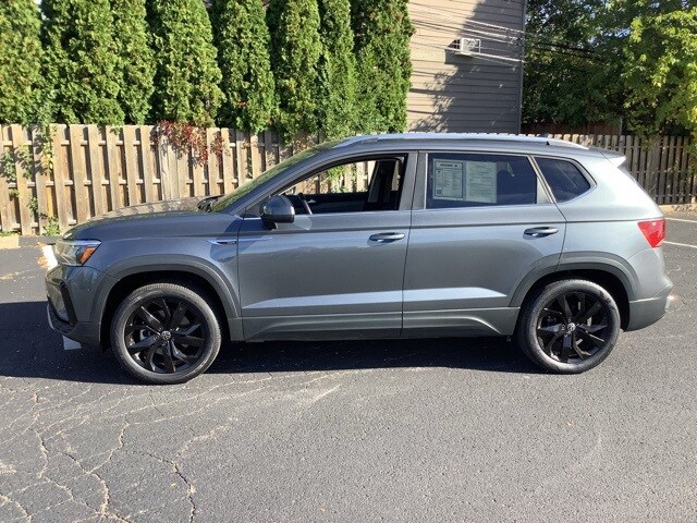 2022 Volkswagen Taos SE photo 2