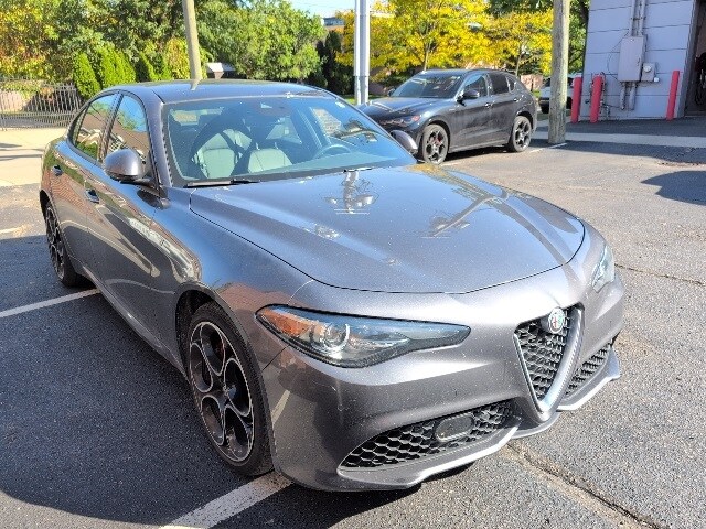 2022 Alfa Romeo Giulia Ti photo 2