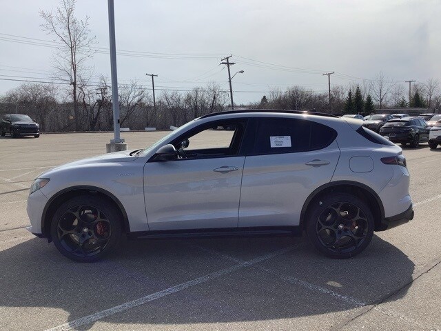 2025 Alfa Romeo Stelvio Sprint Base photo 2