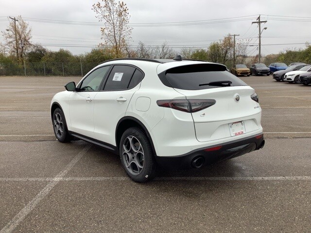 2025 Alfa Romeo Stelvio Sport photo 3