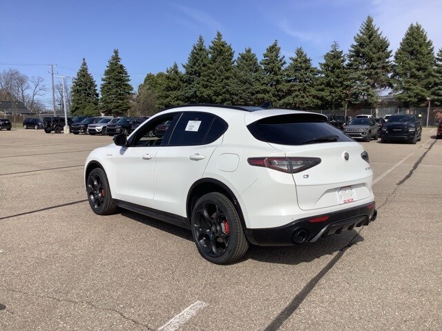 2025 Alfa Romeo Stelvio Sprint Base photo 3
