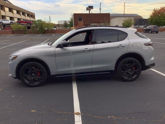 2025 Alfa Romeo Stelvio Sprint photo 2