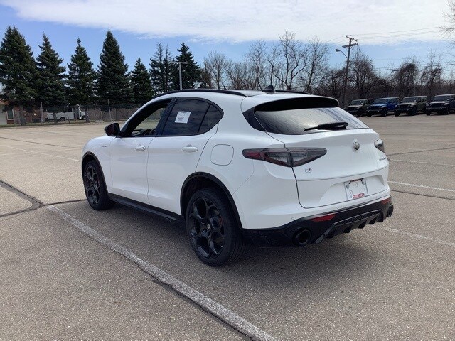 2025 Alfa Romeo Stelvio Sprint Base photo 3