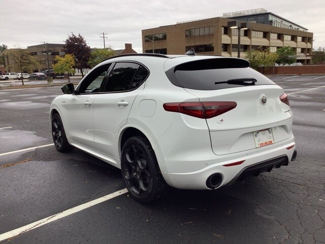 2023 Alfa Romeo Stelvio Ti photo 3