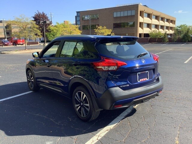 2019 Nissan Kicks SR photo 2