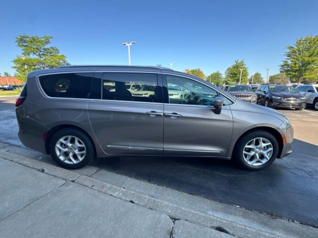 Used 2018 Chrysler Pacifica Touring L Minivan/Van