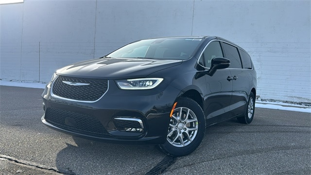 2026 Chrysler Pacifica Select's photo