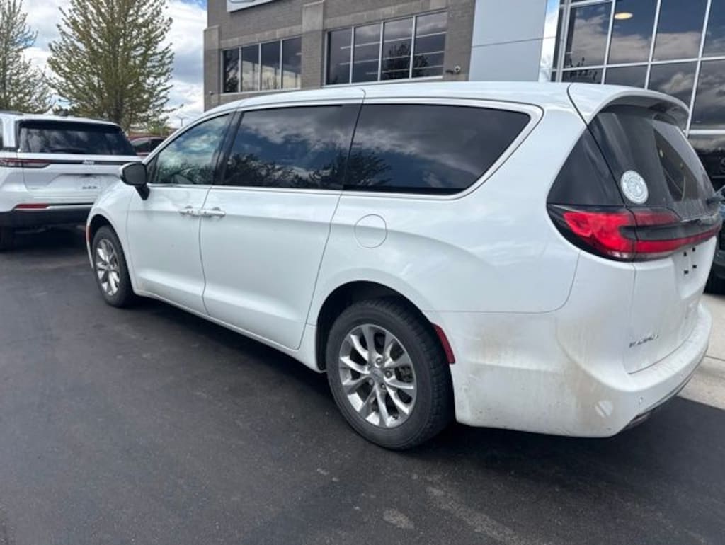 Used 2023 Chrysler Pacifica Touring L Minivan/Van