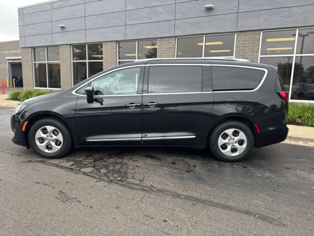 Used 2017 Chrysler Pacifica Touring L Plus Minivan/Van