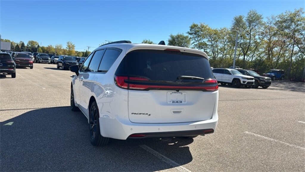 New 2026 Chrysler Pacifica SELECT Passenger Van