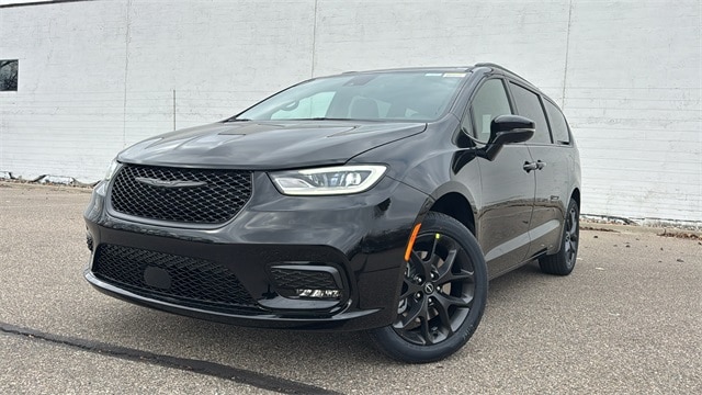 2026 Chrysler Pacifica Limited's photo