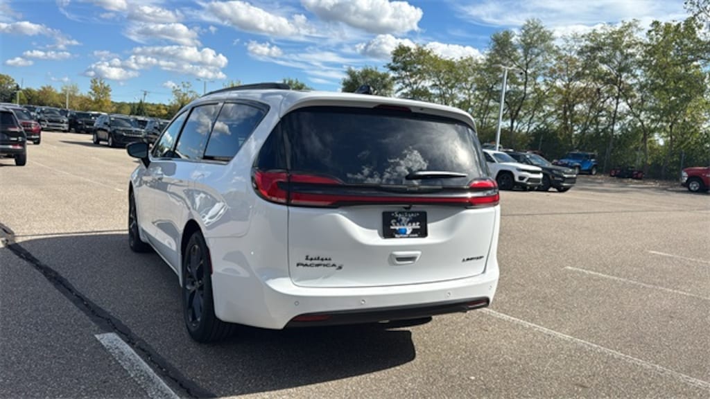 New 2026 Chrysler Pacifica Limited Passenger Van
