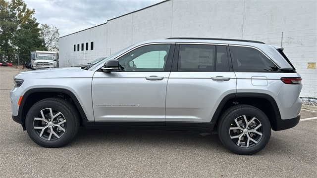 Used 2025 Jeep Grand Cherokee Limited with VIN 1C4RJHBG1SC272149 for sale in Bloomfield, MI
