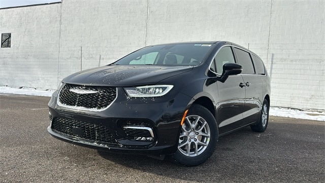 2026 Chrysler Pacifica Select's photo