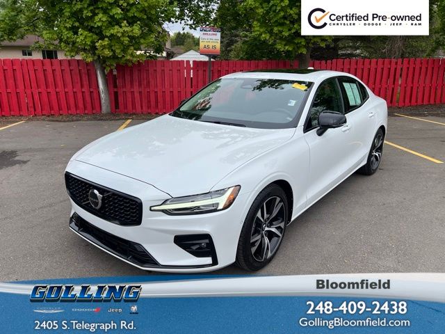 2024 Volvo S60 B5 Plus Dark Theme AWD's photo
