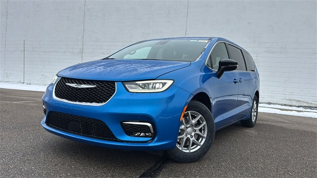 2026 Chrysler Pacifica Select's photo