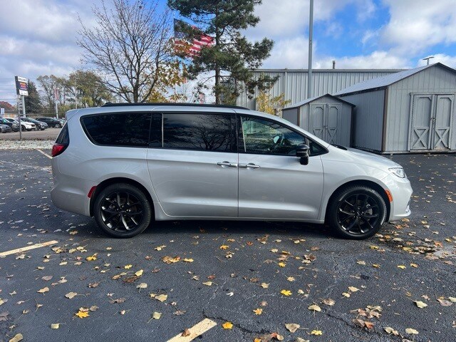 2024 Chrysler Pacifica Touring L photo 3