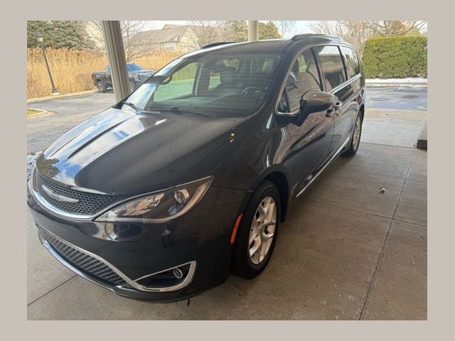 2020 Chrysler Pacifica Limited's photo