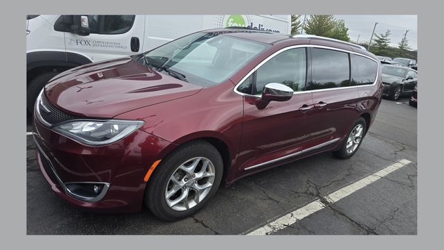 2019 Chrysler Pacifica Limited's photo