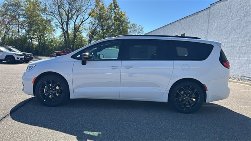 New 2026 Chrysler Pacifica SELECT Passenger Van