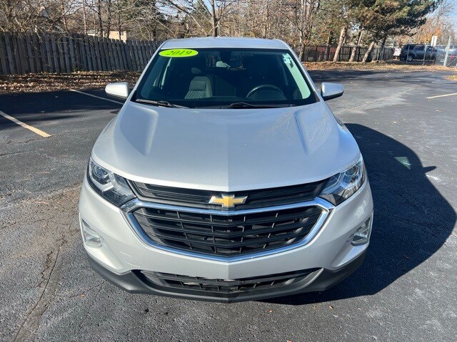 2019 Chevrolet Equinox LT photo 2