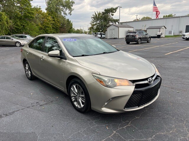 2016 Toyota Camry SE photo 3