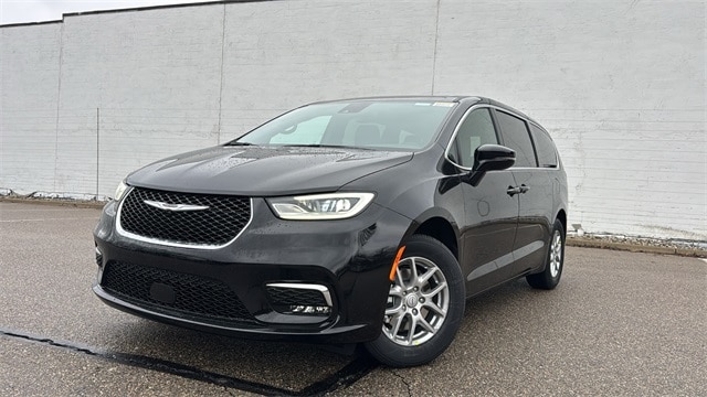 2026 Chrysler Pacifica Select's photo