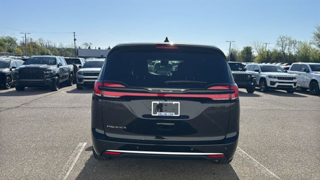 New 2027 Chrysler Pacifica SELECT Passenger Van