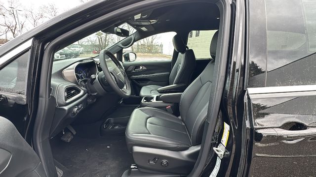 2026 Chrysler Pacifica Select - Photo 11