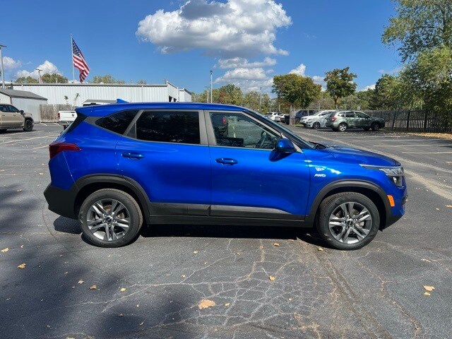 2023 Kia Seltos LX photo 3