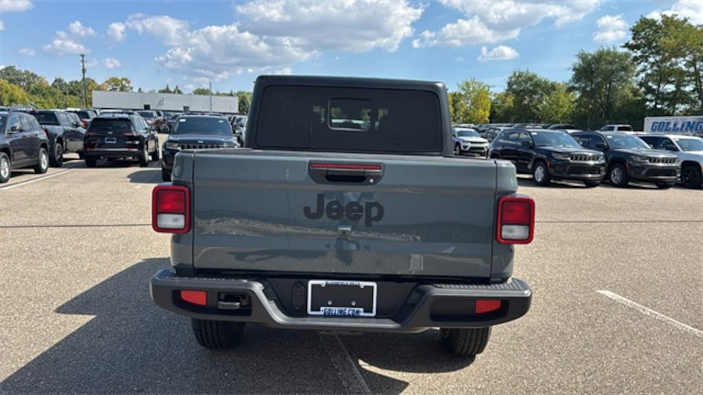 New 2025 Jeep Gladiator Sport Pickup