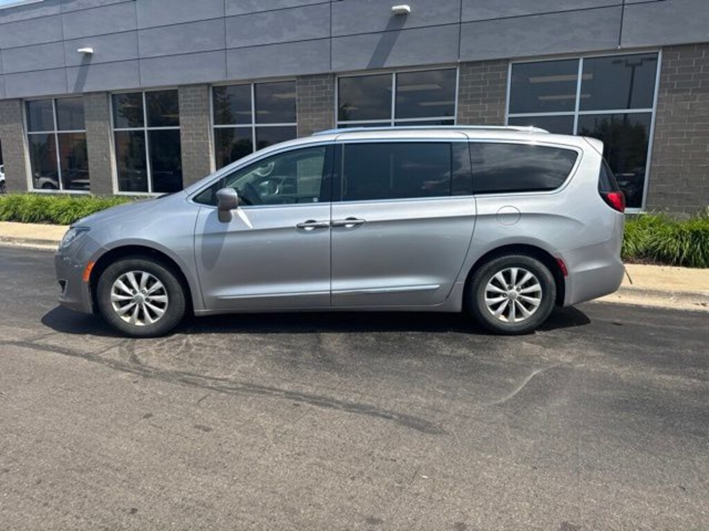 Used 2018 Chrysler Pacifica Touring L Plus Minivan/Van