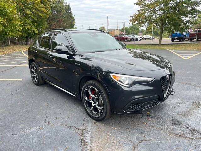2023 Alfa Romeo Stelvio Ti photo 3