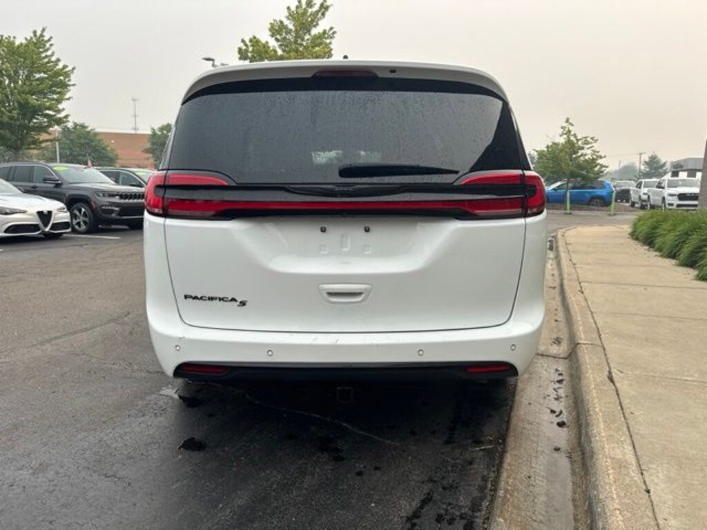Used 2023 Chrysler Pacifica Touring L Minivan/Van