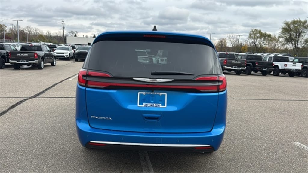 New 2026 Chrysler Pacifica Select Passenger Van