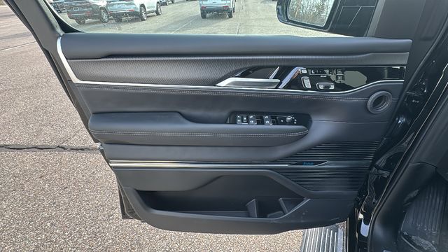 2025 Jeep Grand Wagoneer Series II - Photo 10