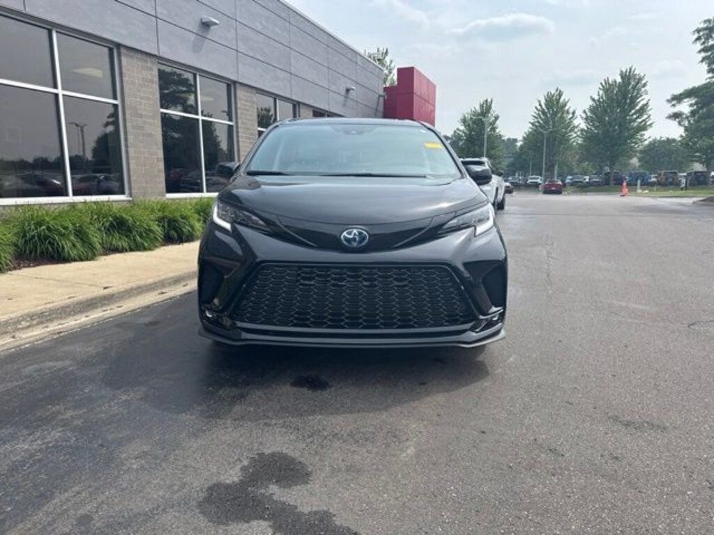 Used 2025 Toyota Sienna XSE Minivan/Van