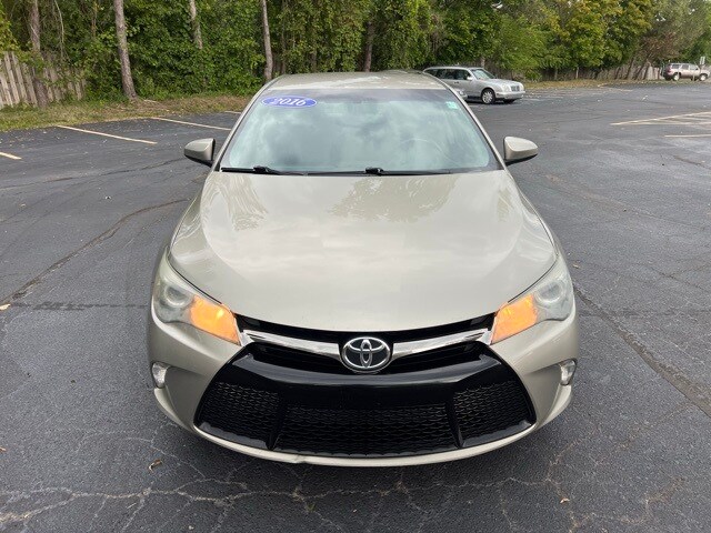 2016 Toyota Camry SE photo 2