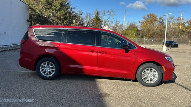 2026 Chrysler Pacifica Select - Photo 6