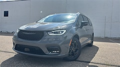 2025 Chrysler Pacifica Plug-In Hybrid Select Passenger Van