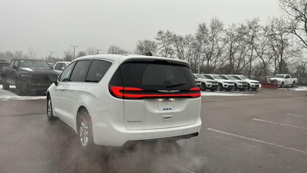 New 2026 Chrysler Pacifica SELECT Passenger Van