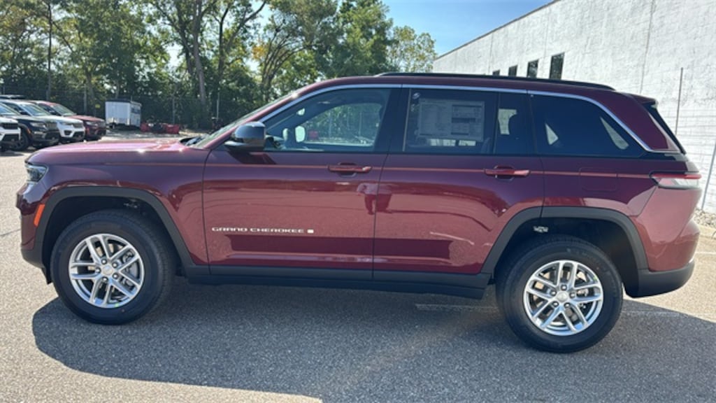 New 2025 Jeep Grand Cherokee Laredo Sport Utility