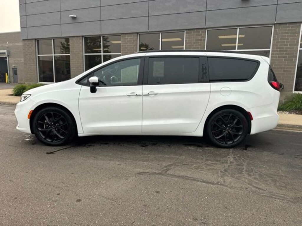 Used 2023 Chrysler Pacifica Touring L Minivan/Van
