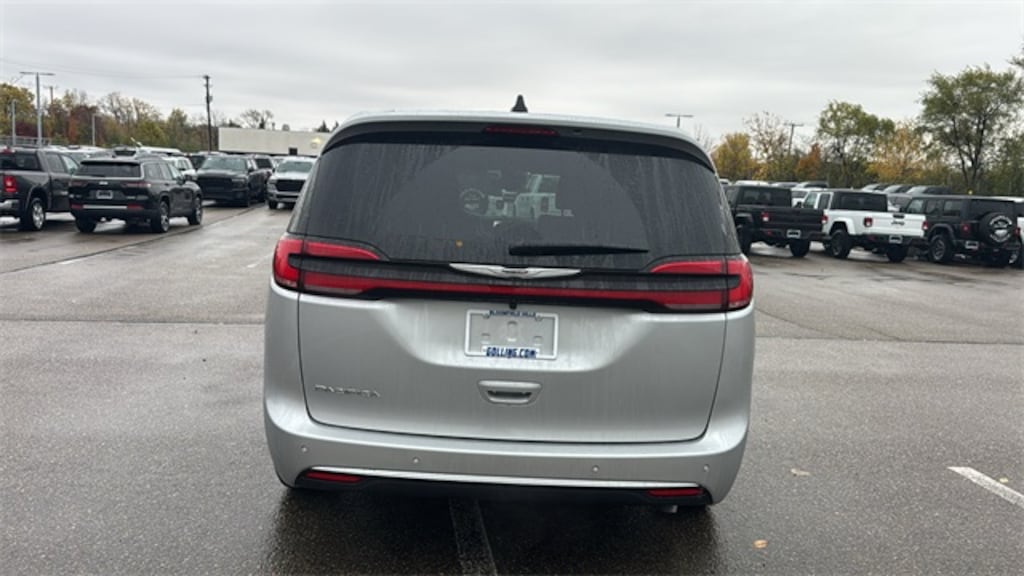 New 2026 Chrysler Pacifica Select Passenger Van