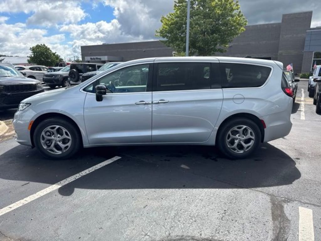 Used 2024 Chrysler Pacifica Limited Minivan/Van