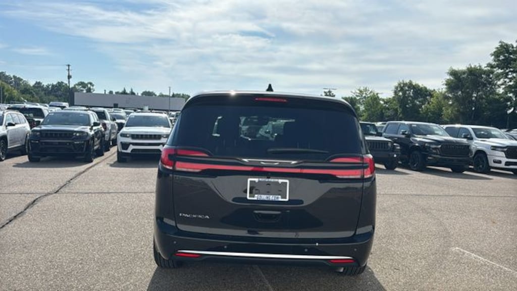 New 2027 Chrysler Pacifica SELECT Passenger Van
