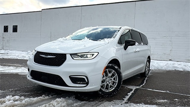 2026 Chrysler Pacifica Select's photo