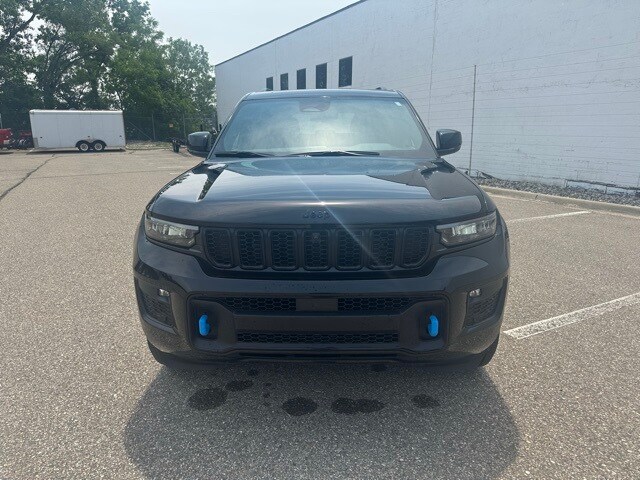 2025 Jeep Cherokee 4xe Anniversary Edition photo 3