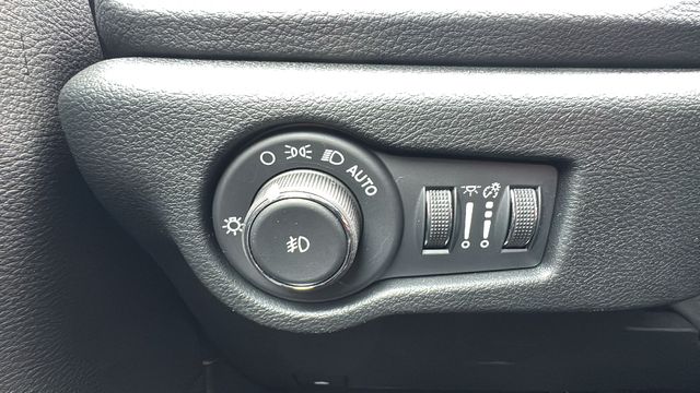 2026 Chrysler Pacifica Select - Photo 12