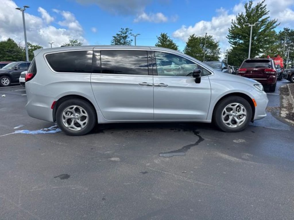 Used 2024 Chrysler Pacifica Limited Minivan/Van